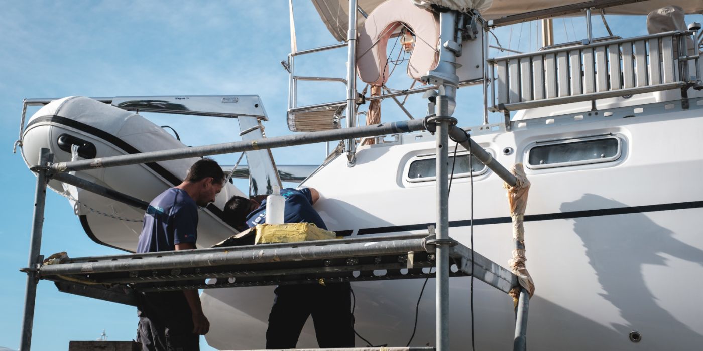 Cómo mantener el brillo y color del casco de tu barco durante años