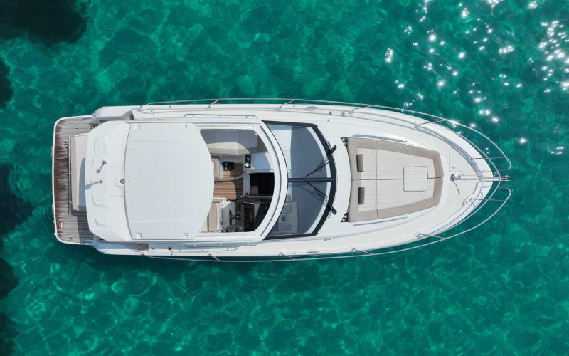 Alquiler de barco en Ibiza con patrón: vive el mar con total tranquilidad