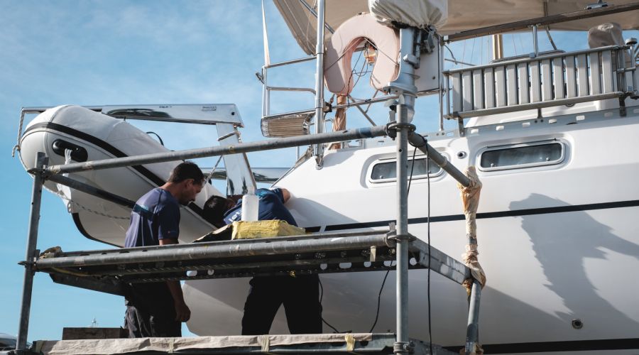 Cómo mantener el brillo y color del casco de tu barco durante años