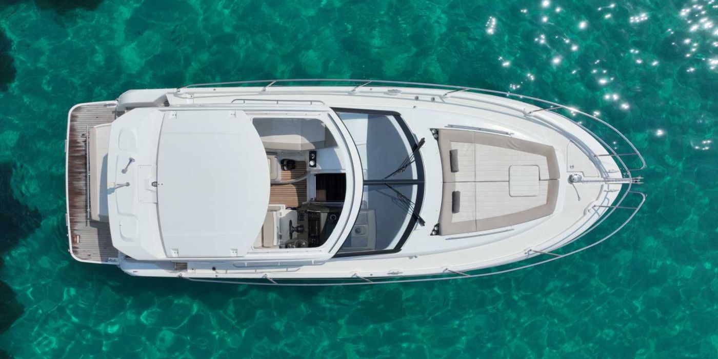 Alquiler de barco en Ibiza con patrón: vive el mar con total tranquilidad