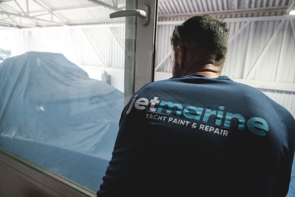 Ventajas de pintar tu embarcación en una cabina de pintura profesional